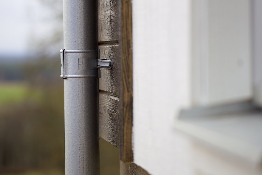 Detaljbild på plåtdetalj och fasad