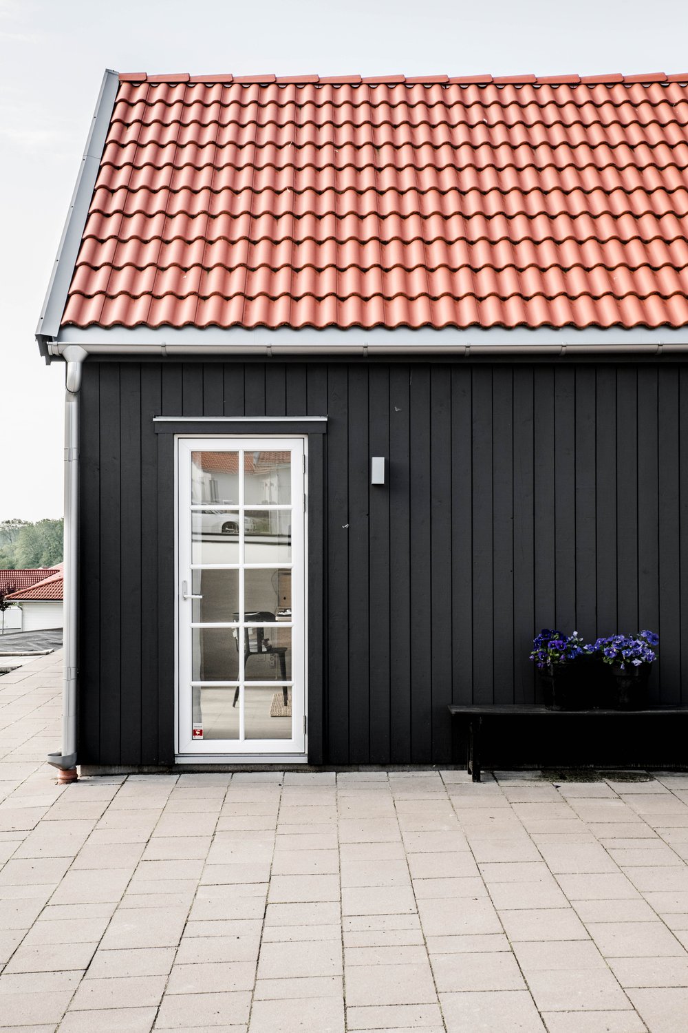 Fasad med mörk panel och tak