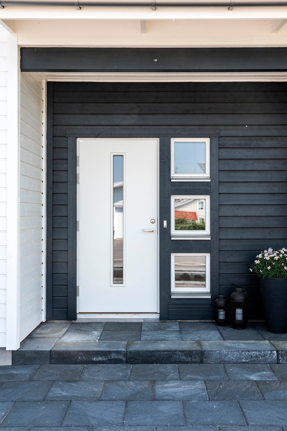 Ytterdörr i entré