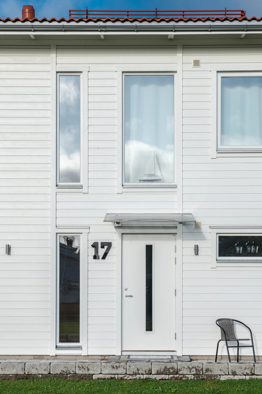 Fasad med fönster och ytterdörr