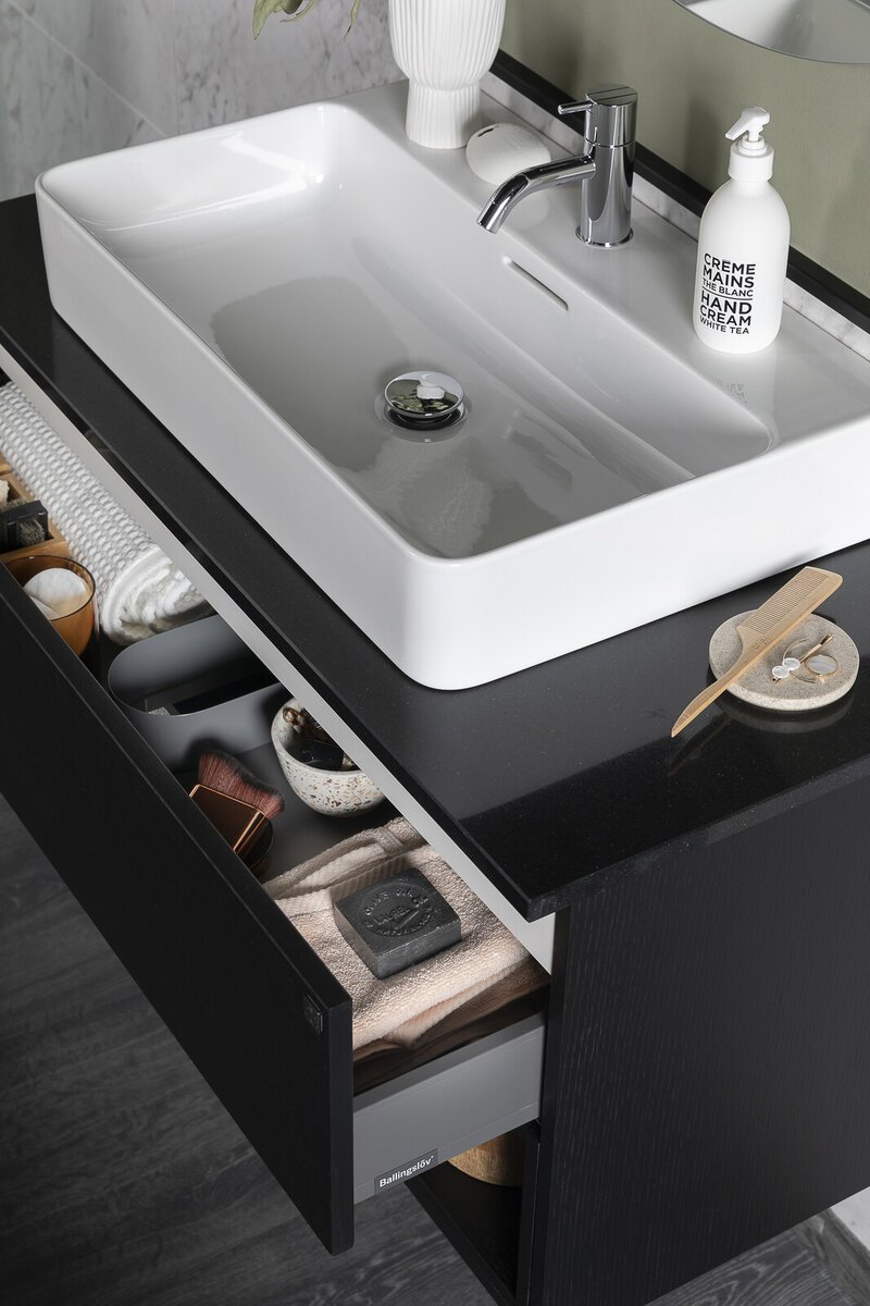 Badrum med mörka detaljer