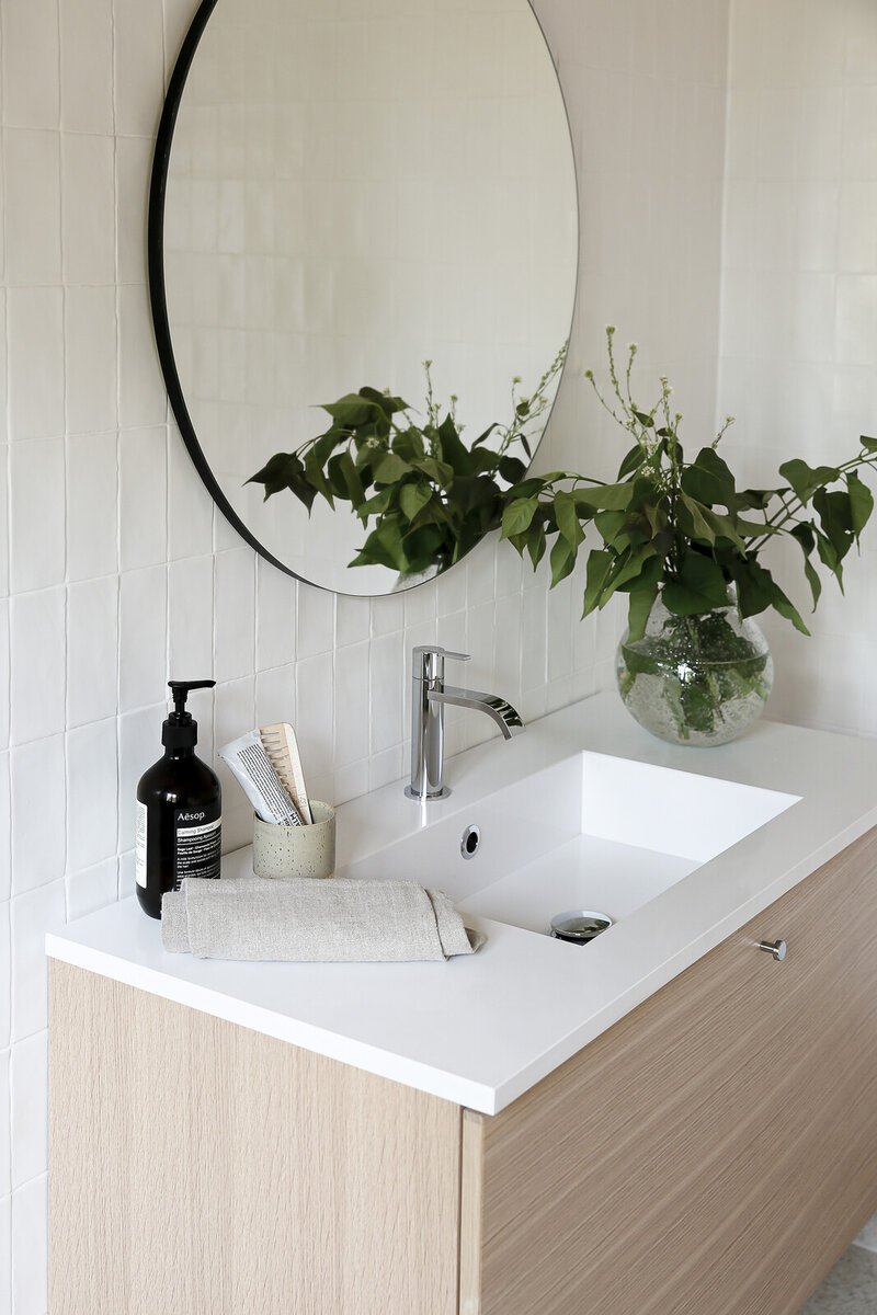 Badrum i ljus träton