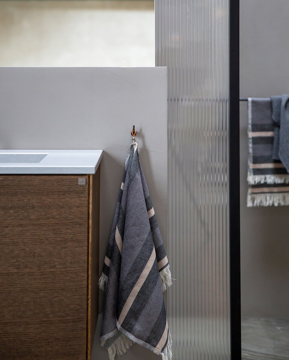 Badrum med möbel i mörkoljad ek