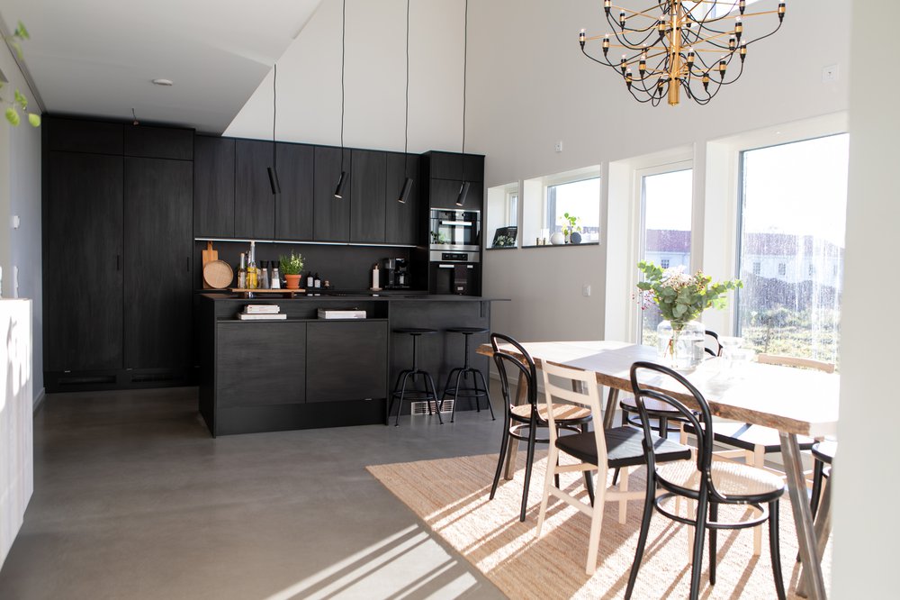 Kök & matsal i öppen planlösning — Villa Elofsson Skövdevillan