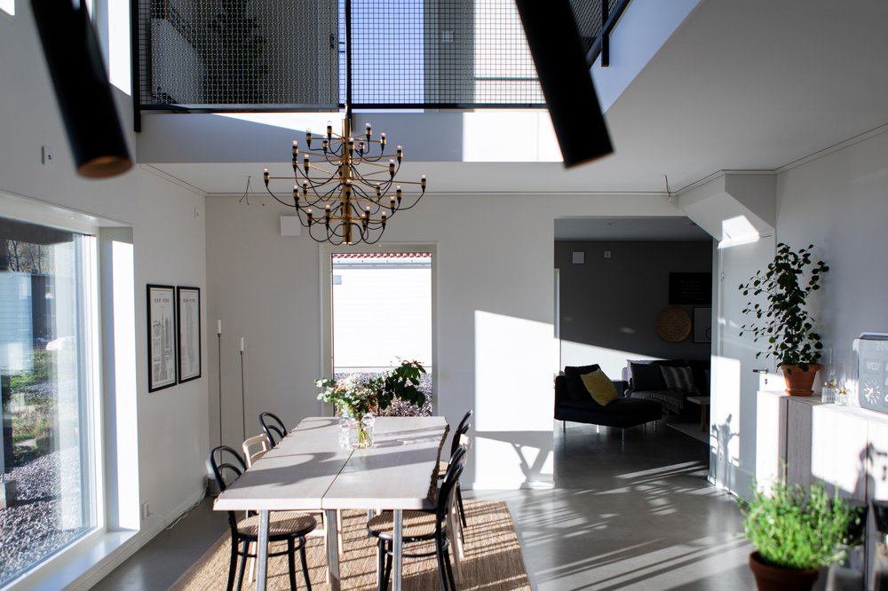 Matsal med öppet upp till andra våning — Villa Elofsson Skövdevillan